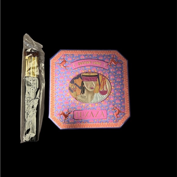 Luxaza eyeshadow palette New in Box. Includes 3 brushes. - Picture 3 of 6